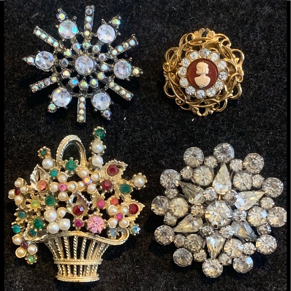 Jewelry - Set of 4 Unmarked Vintage Pins